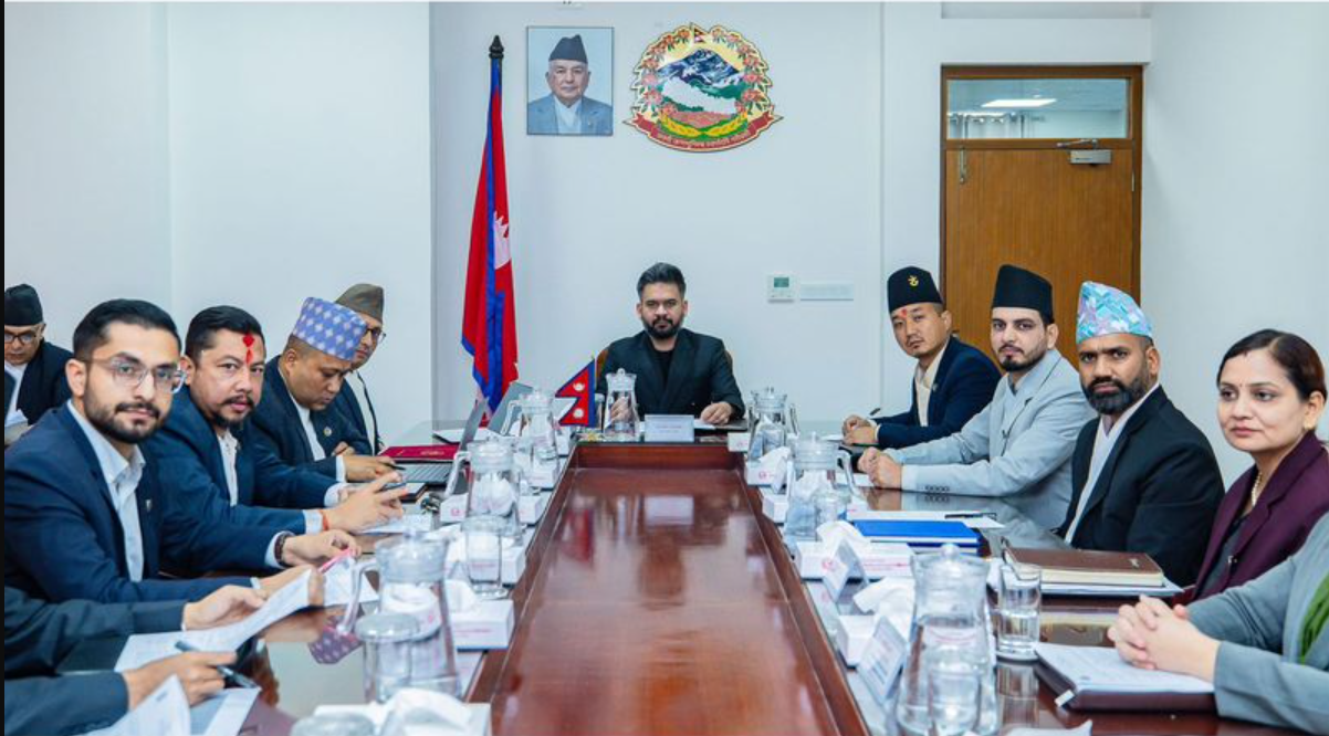 नेपाल सरकार ने सप्ताह में 5 दिन काम और 2 दिन छुट्टी (शनिवार + रविवार) लागू किया है, ताकि पेट्रोल-डीजल की खपत कम की जा सके।