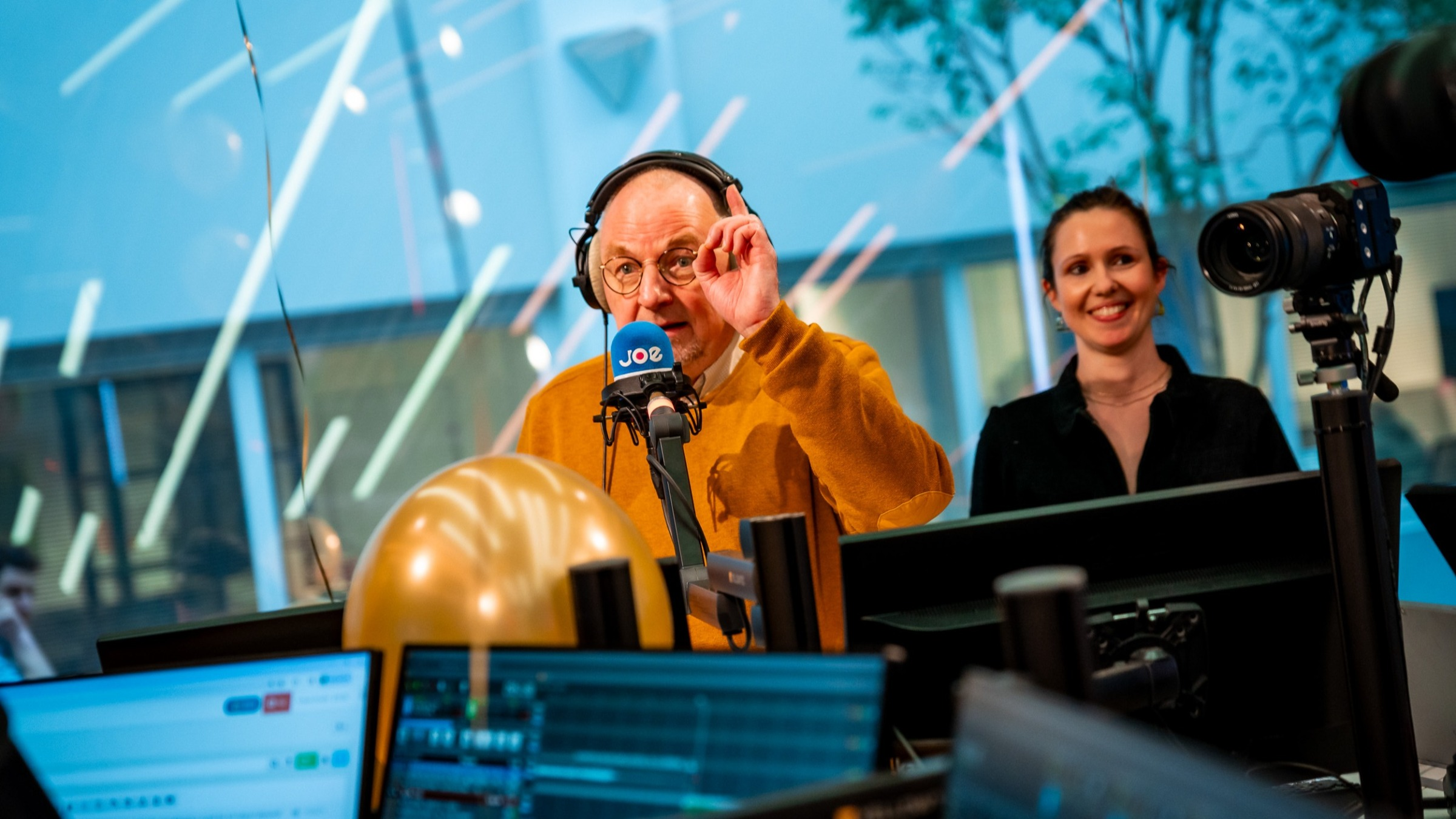 Legendary radio personality Michel Follet (66) says his world is shrinking: “Even everyday sounds in the supermarket are painful.”